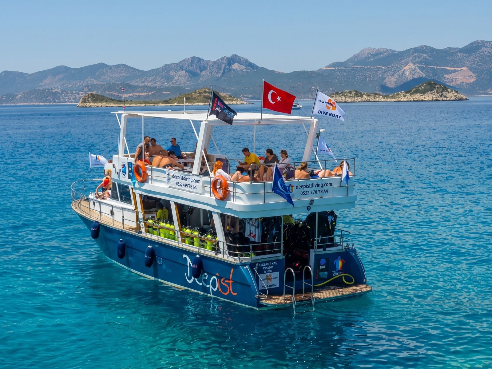 Deepist dalış teknesi, güvertede dalgıçlar ve tüpler