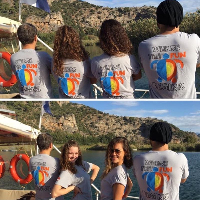 Deepist tişörtlü misafirler tekne turunda, kaya mezarları önünde