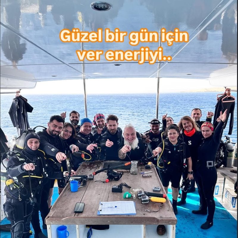 Deepist ekibi ve dalgıçlar teknede