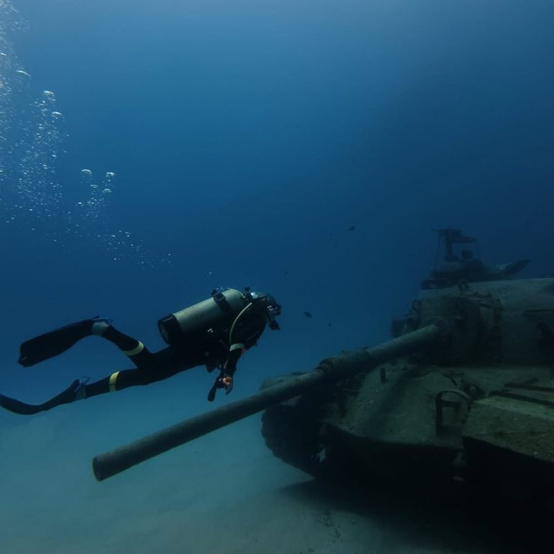 Batık tank yanında yüzen dalgıç